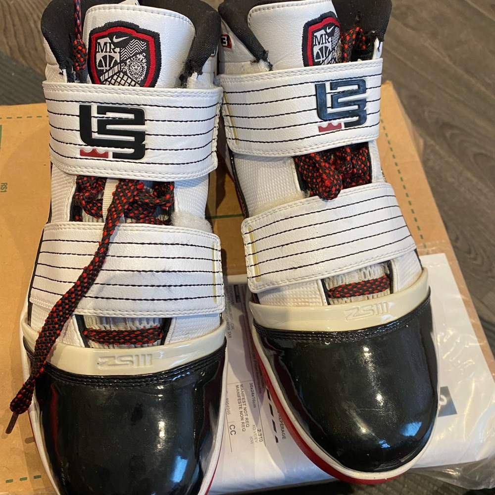 Mens size 11 lebron 3. Awesome condition.